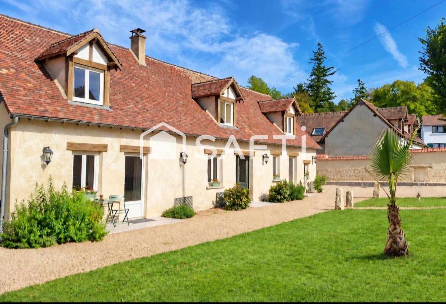 Coup de coeur pour cette magnifique longère de 1850 entièrement rénovée avec goût sur 143 m2, T4 avec 3 chambres, jardin de 664m2 orienté plein sud, préau de 36 m2 et grange aménageable de 50m2 — photo 1