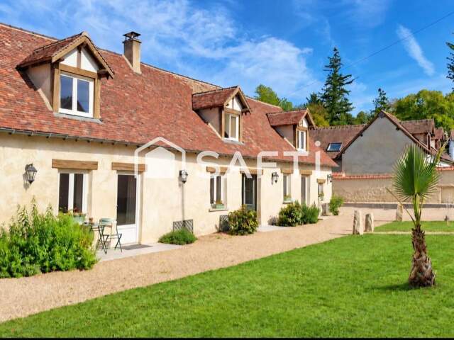 Coup de coeur pour cette magnifique longère de 1850 entièrement rénovée avec goût sur 143 m2, T4 avec 3 chambres, jardin de 664m2 orienté plein sud, préau de 36 m2 et grange aménageable de 50m2 — photo du bien