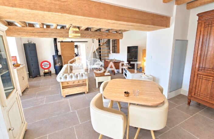 Coup de coeur pour cette magnifique longère de 1850 entièrement rénovée avec goût sur 143 m2, T4 avec 3 chambres, jardin de 664m2 orienté plein sud, préau de 36 m2 et grange aménageable de 50m2 — photo 2