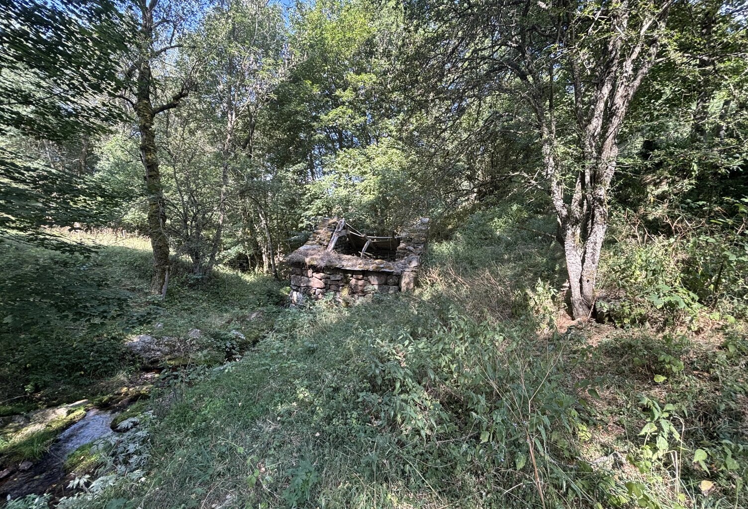EXCLUSIVITÉ - TERRAIN DE 1 716 M² AVEC DEUX RUINES EN PIERRE — photo 1
