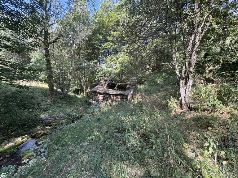 EXCLUSIVITÉ - TERRAIN DE 1 716 M² AVEC DEUX RUINES EN PIERRE — photo 1