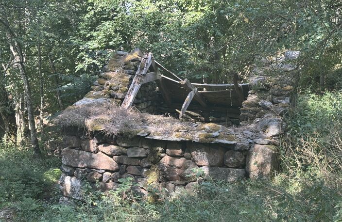 EXCLUSIVITÉ - TERRAIN DE 1 716 M² AVEC DEUX RUINES EN PIERRE — photo 2