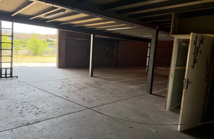 LOCAL PROFESSIONNEL AVEC HANGAR 280 m² – TERRAIN CLOS – BRIOUDE — photo 3