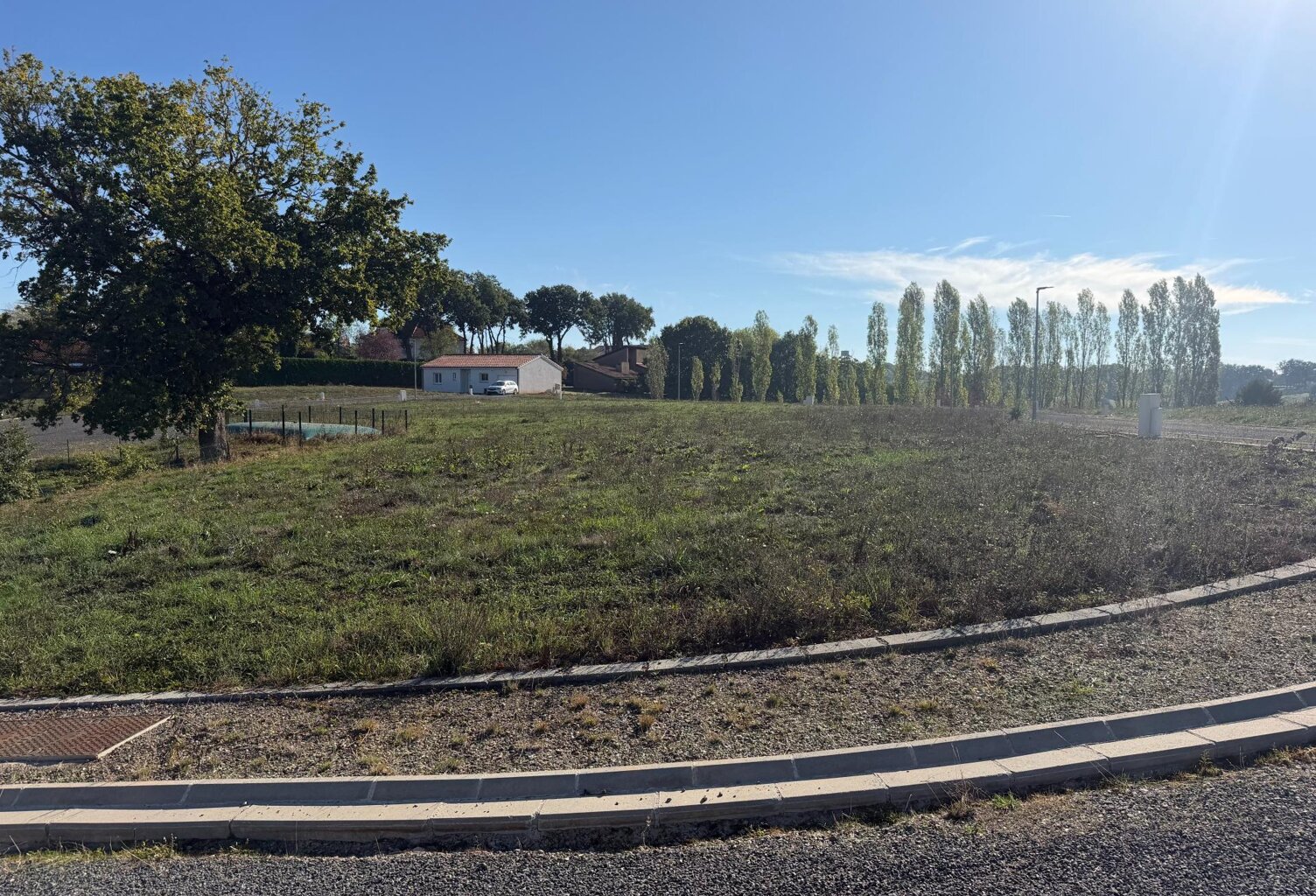 Belle parcelle d'angle viabilisée de 400 m² — photo 1