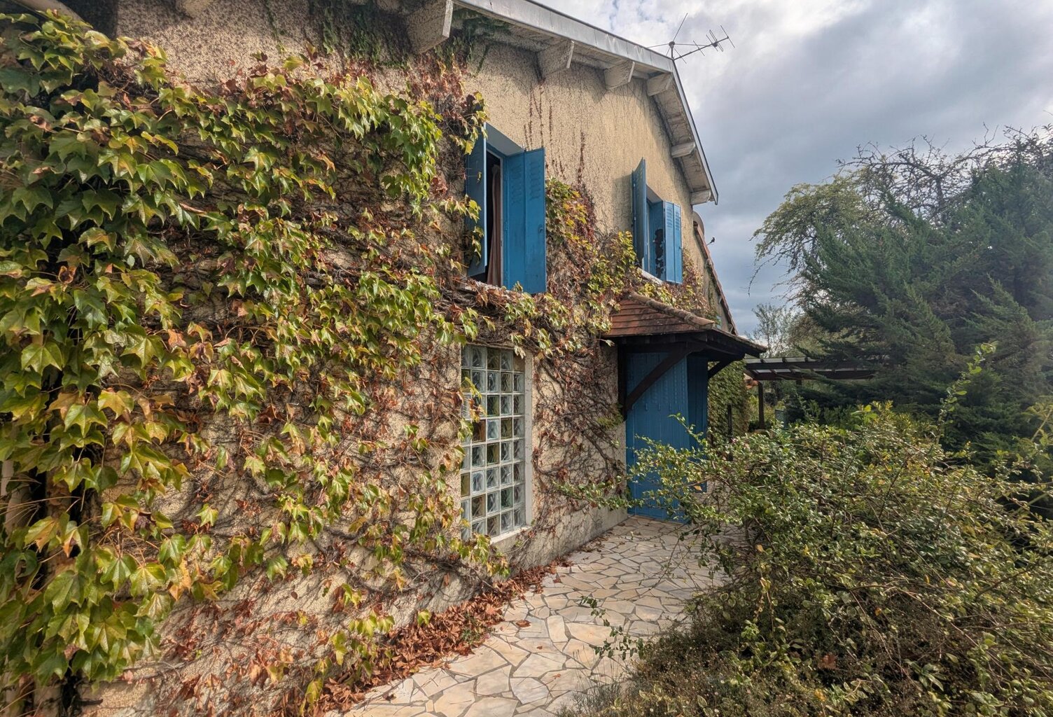 Fort potentiel de rénovation pour cette maison T4 avec terrasse, jardin et garage — photo 1