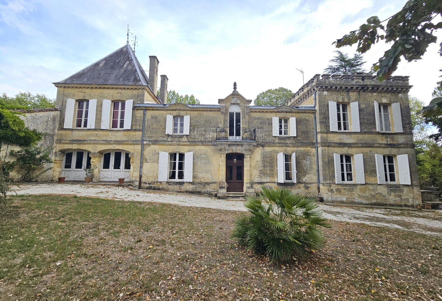 Château XVIIIe + dépendances — photo 1