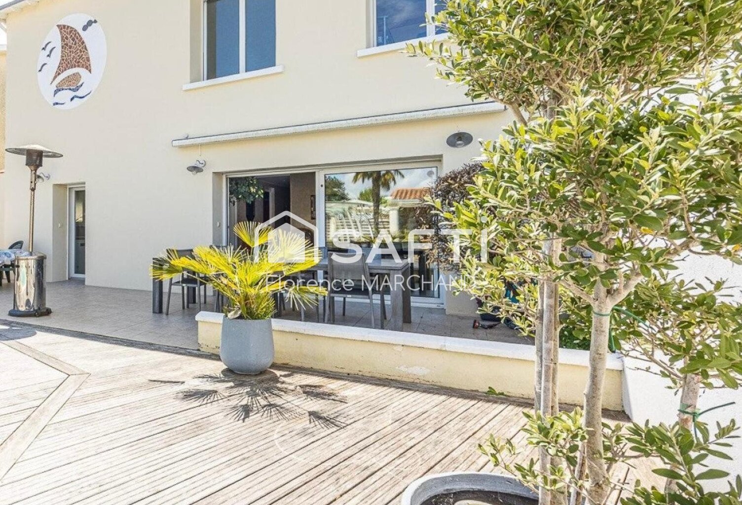 MAISON FAMILIALE, DEUX ESPACES DE VIE... ET UNE PISCINE POUR PROFITER DES BEAUX JOURS ! — photo 1