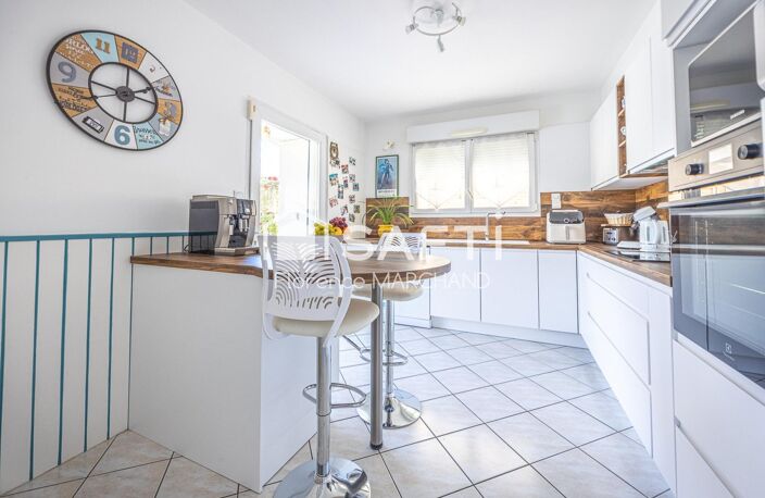 MAISON FAMILIALE, DEUX ESPACES DE VIE... ET UNE PISCINE POUR PROFITER DES BEAUX JOURS ! — photo 3