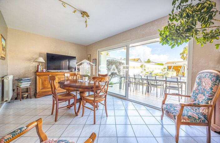MAISON FAMILIALE, DEUX ESPACES DE VIE... ET UNE PISCINE POUR PROFITER DES BEAUX JOURS ! — photo 5