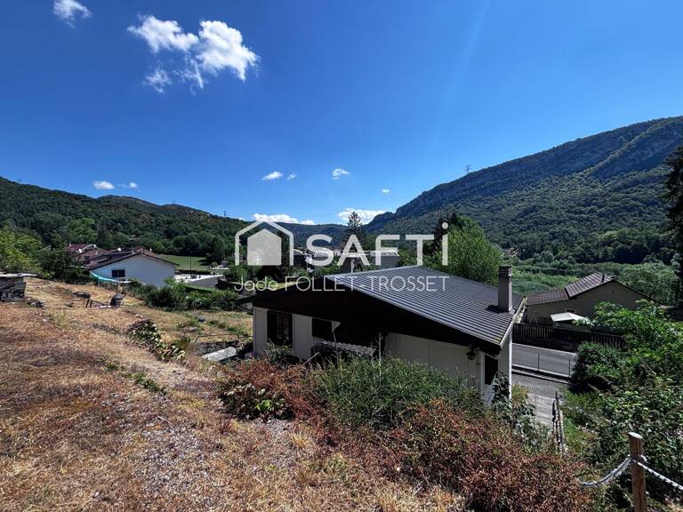 À Thoirette, une maison nichée au pied de la petite montagne du Jura — photo 1