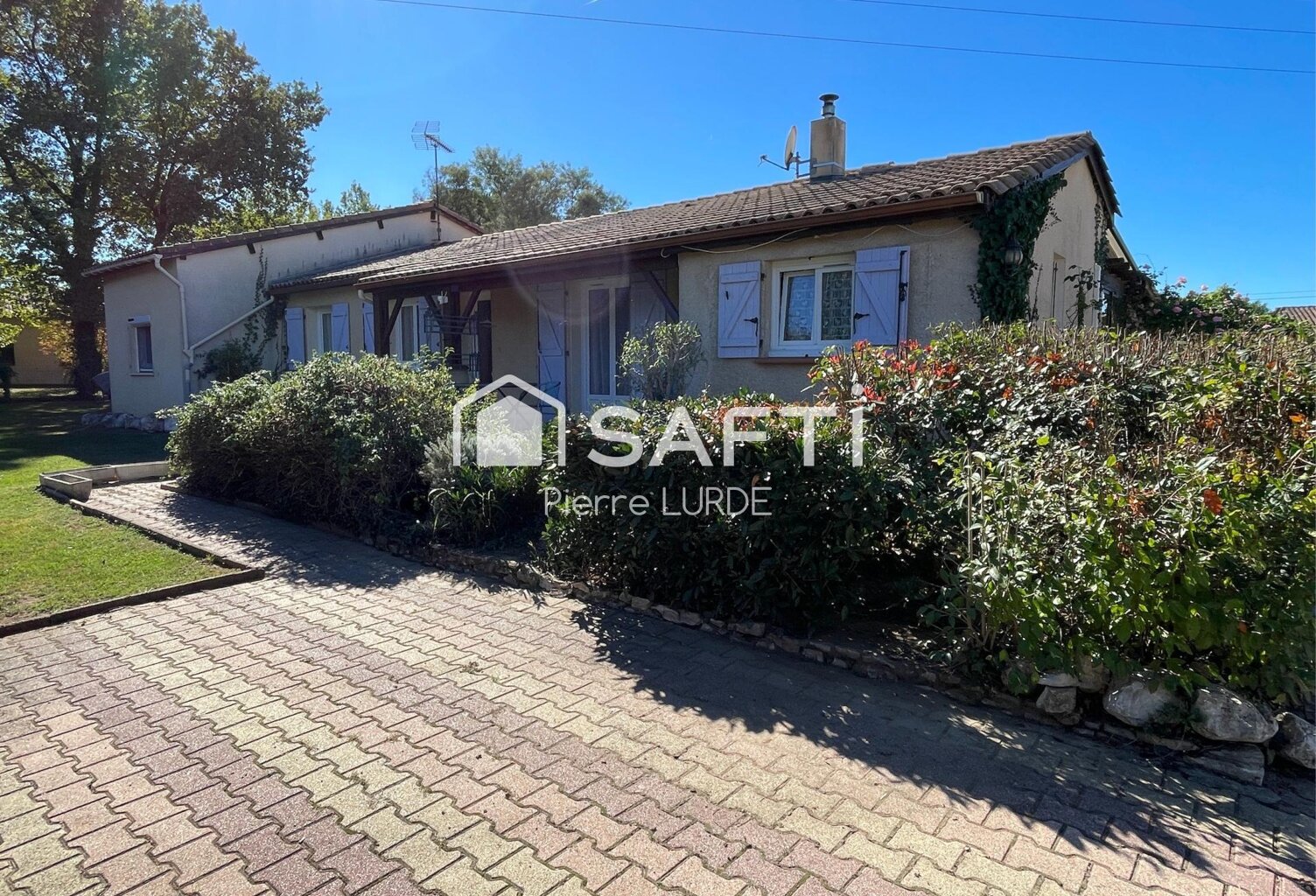 Maison traditionnelle avec double garage et piscine — photo 1
