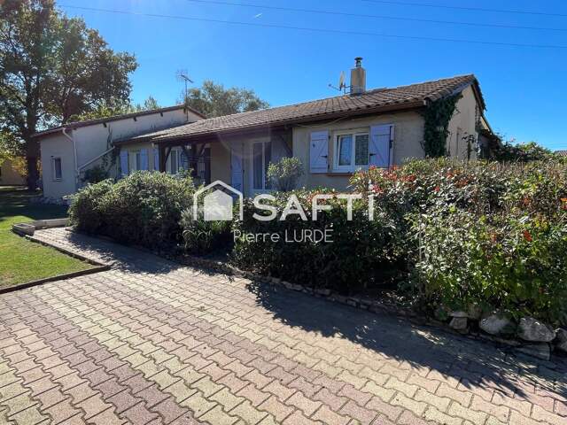 Maison traditionnelle avec double garage et piscine — photo du bien