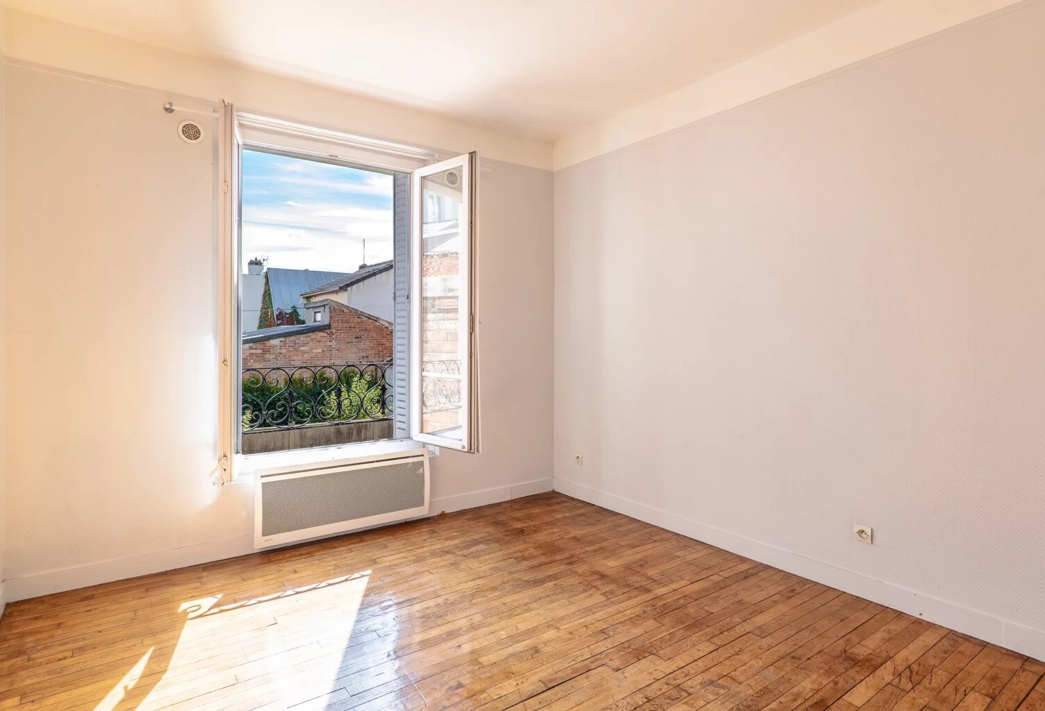 Bagnolet – 2 pièces traversant de 44,54 m² – Bel espace de vie – Ligne 11 à pied — photo 1