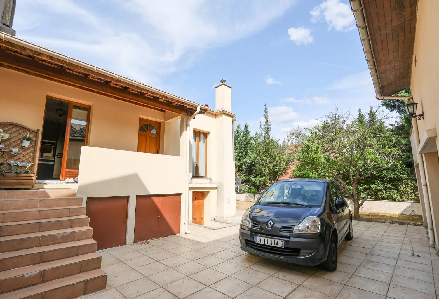 À deux pas du plateau de Gentilly, découvrez un ensemble immobilier rare composé de deux maisons indépendantes sur une même parcelle de 291 m². — photo 1