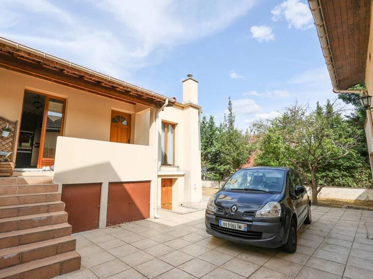 À deux pas du plateau de Gentilly, découvrez un ensemble immobilier rare composé de deux maisons indépendantes sur une même parcelle de 291 m². — photo 1