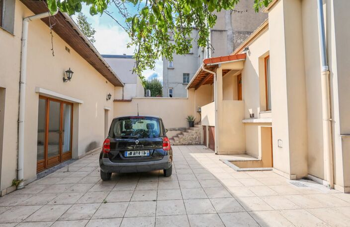 À deux pas du plateau de Gentilly, découvrez un ensemble immobilier rare composé de deux maisons indépendantes sur une même parcelle de 291 m². — photo 2