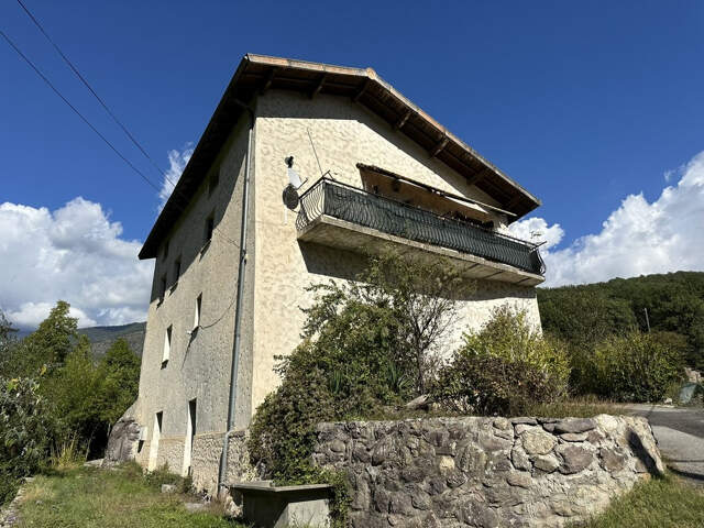 Jolie Maison avec dépendances et terrain — photo du bien