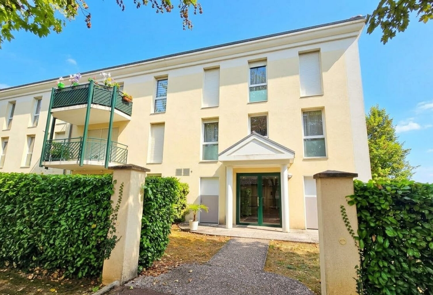 Appartement 3 chambres avec balcon, cave et place de parking — photo 1