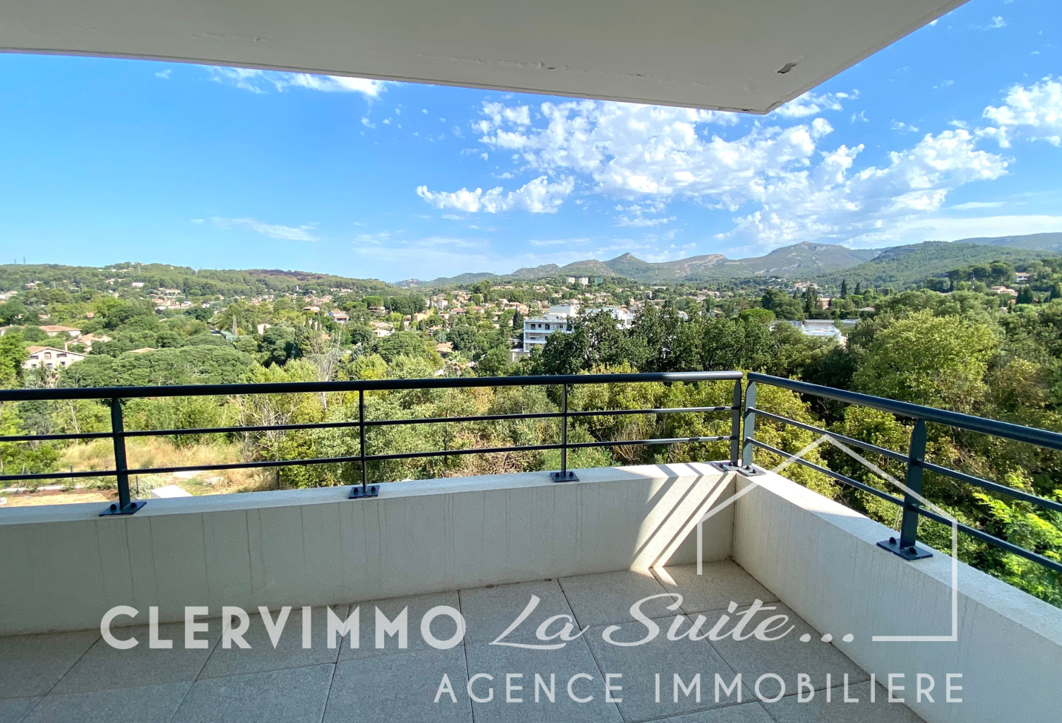 BEAU T2 TERRASSE + GARAGE MEUBLÉ RÉSIDENTIEL/ PISCINE LES CA — photo 1