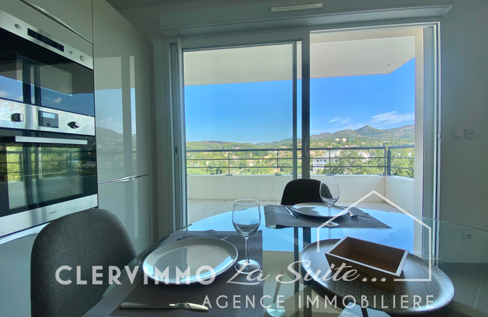BEAU T2 TERRASSE + GARAGE MEUBLÉ RÉSIDENTIEL/ PISCINE LES CA — photo 3