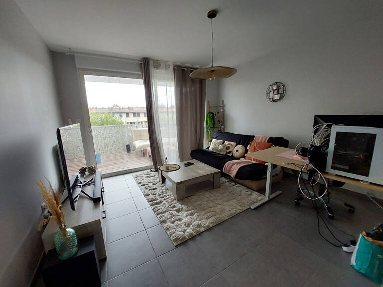 Appartement T2, terrasse, cave et parking - ONET-LE-CHATEAU — photo 1