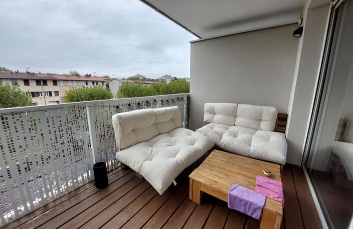 Appartement T2, terrasse, cave et parking - ONET-LE-CHATEAU — photo 2