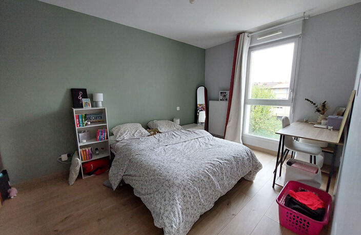 Appartement T2, terrasse, cave et parking - ONET-LE-CHATEAU — photo 5