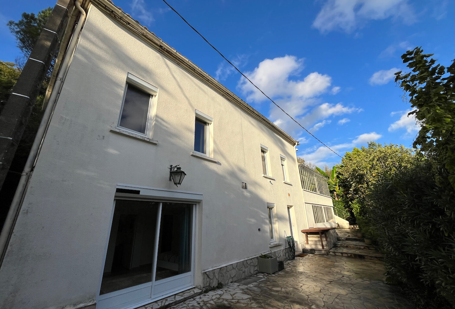 Castelmoron sur Lot, sur les hauteurs, charmante maison semi-enterrée de 131 m2 à flanc de côteau, en campagne, avec une vue panoramique imprenable sur la vallée - située à 5 mn de Castelmoron, où  vous trouverez toutes les commodités. Chaleureuse et buco — photo 1