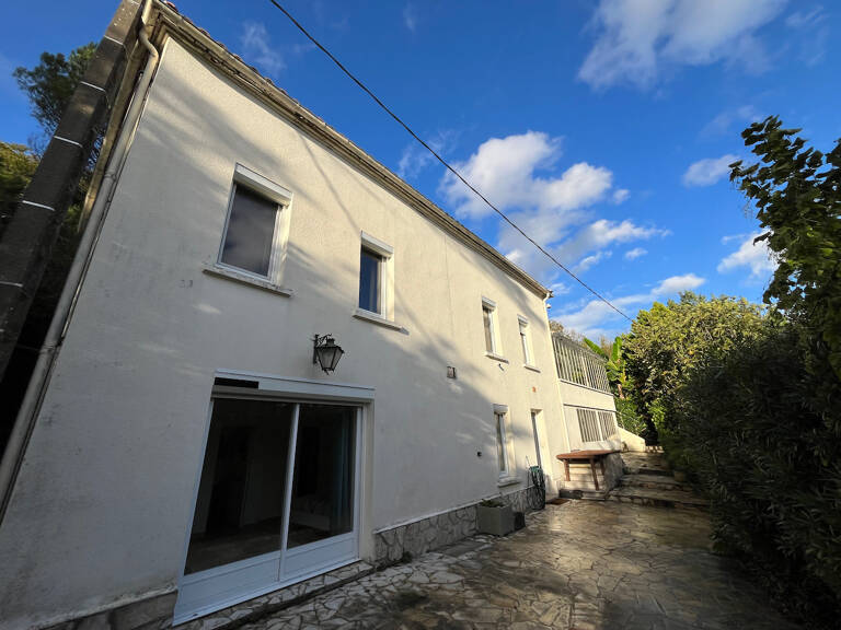 Castelmoron sur Lot, sur les hauteurs, charmante maison semi-enterrée de 131 m2 à flanc de côteau, en campagne, avec une vue panoramique imprenable sur la vallée - située à 5 mn de Castelmoron, où  vous trouverez toutes les commodités. Chaleureuse et buco — photo 1