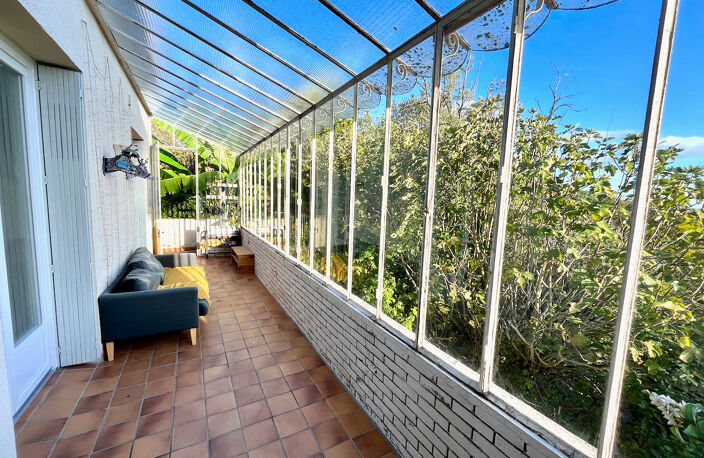 Castelmoron sur Lot, sur les hauteurs, charmante maison semi-enterrée de 131 m2 à flanc de côteau, en campagne, avec une vue panoramique imprenable sur la vallée - située à 5 mn de Castelmoron, où  vous trouverez toutes les commodités. Chaleureuse et buco — photo 3