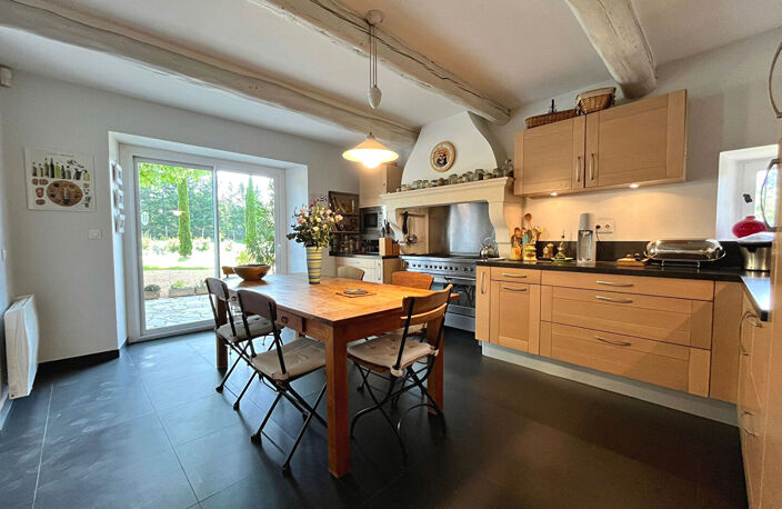 Ancienne ferme provençale de 170 m² avec piscine et dépendances sur 5 131 m² — photo 2