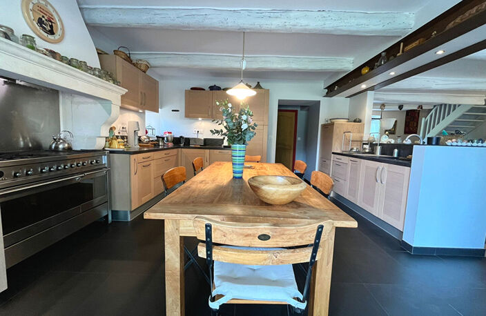 Ancienne ferme provençale de 170 m² avec piscine et dépendances sur 5 131 m² — photo 3