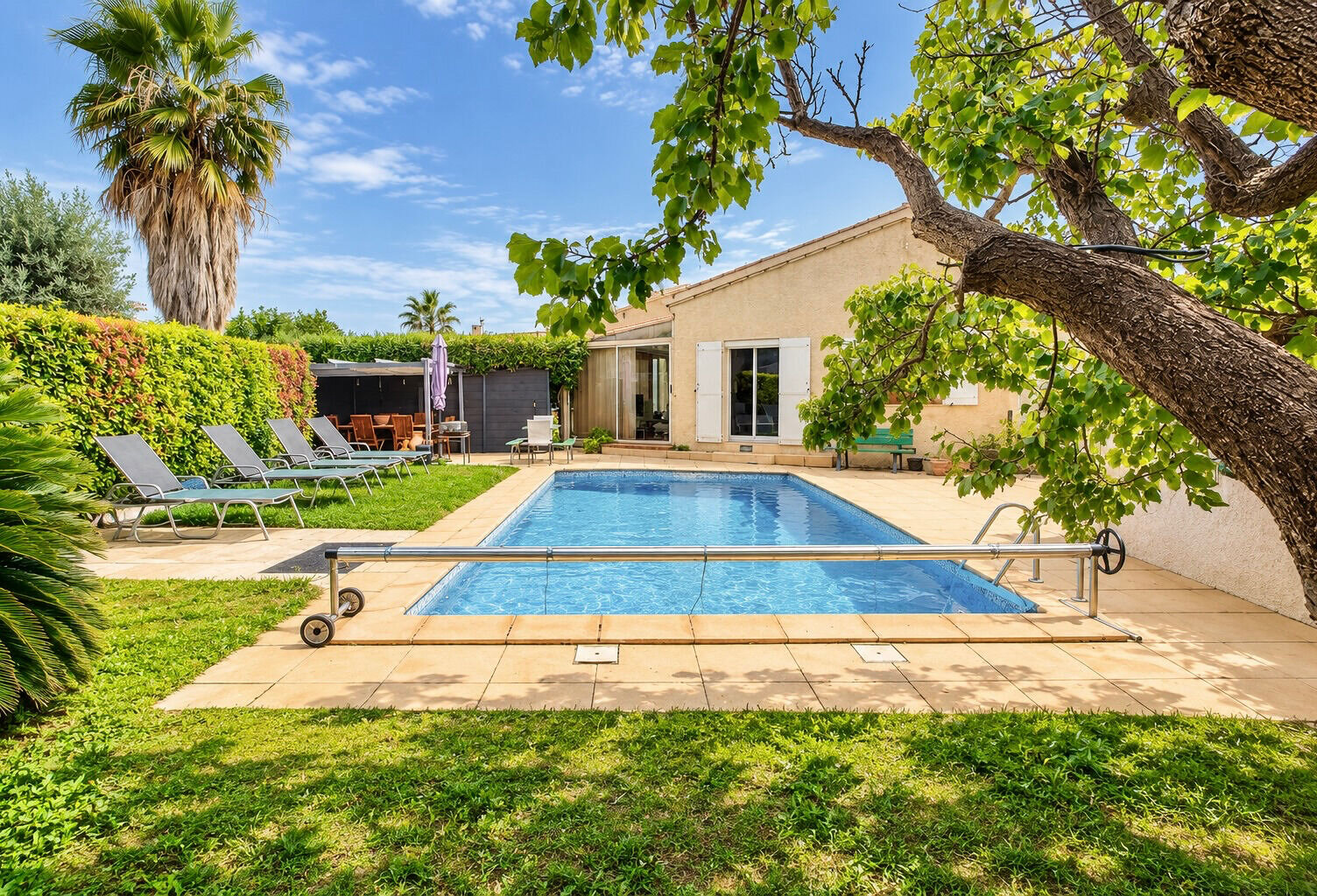 MARIGNANE ? MAISON DE 130 M² AVEC 4 CHAMBRES DONT 2 DE PLAIN-PIED, PISCINE ET JARDIN AVEC CUISINE D'ÉTÉ — photo 1