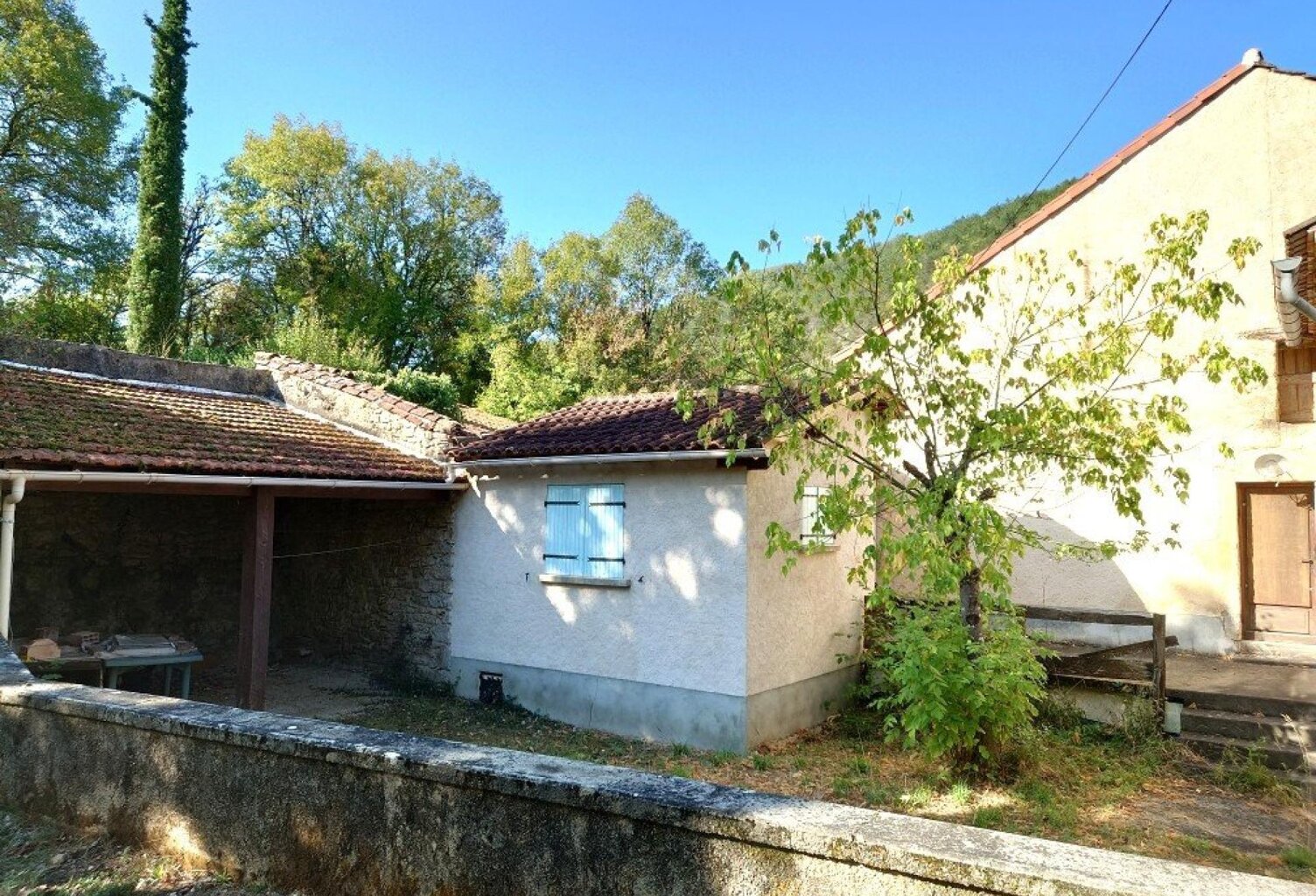 Maison de village avec studio, terrasse et extérieur — photo 1