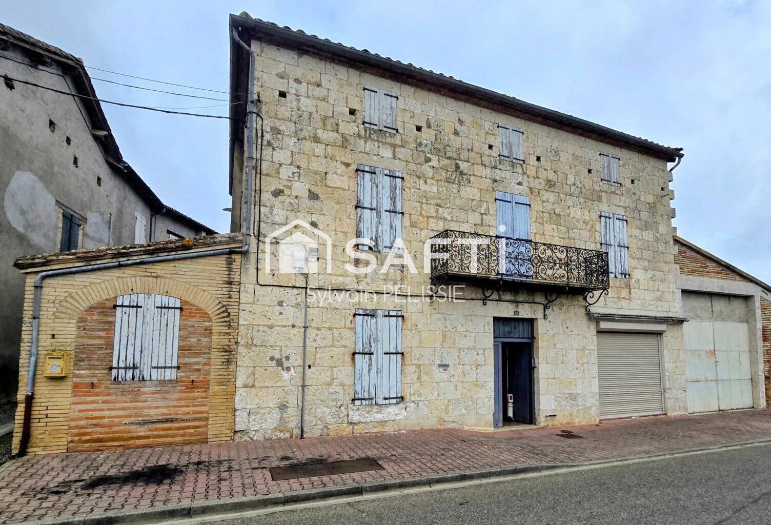 Maison ancienne de 242 m² avec jardin, grenier aménageable et garage de 250 m² — photo 1