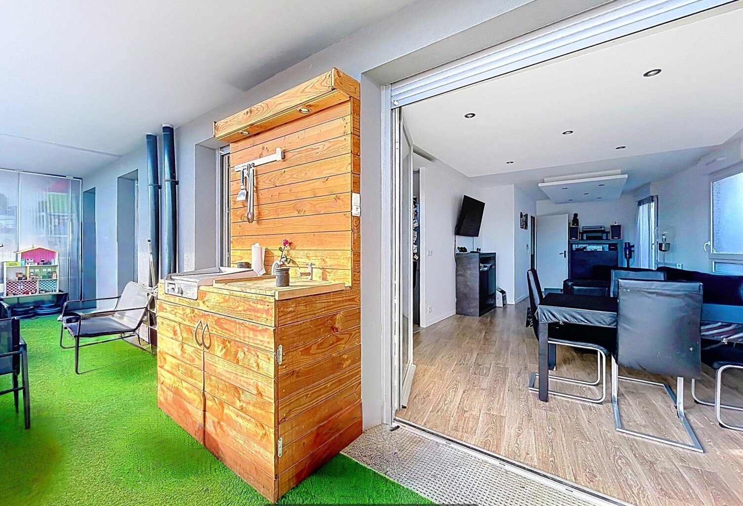 T5 DE 94 m² AVEC TERRASSE, BALCON ET 2 PARKINGS — photo 1