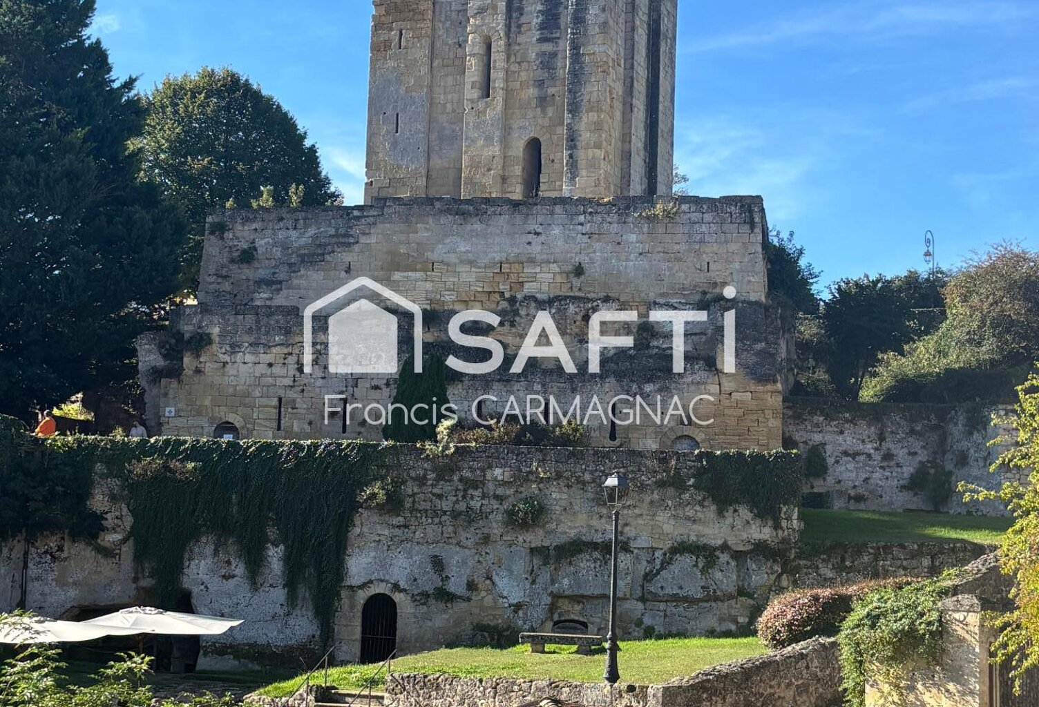 Ensemble mixte Commerce & Habitation avec vue sur la Tour du Roy — photo 1