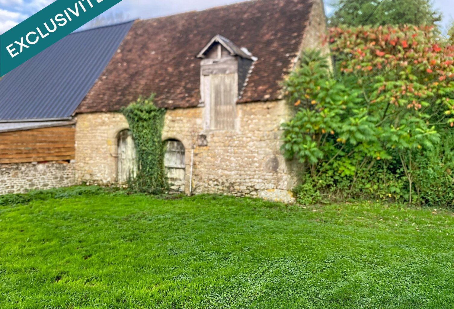 Grange 45 m² au sol, 2 niveaux possibles, mitoyenne d'un coté, terrain 280 m², La Carneille — photo 1