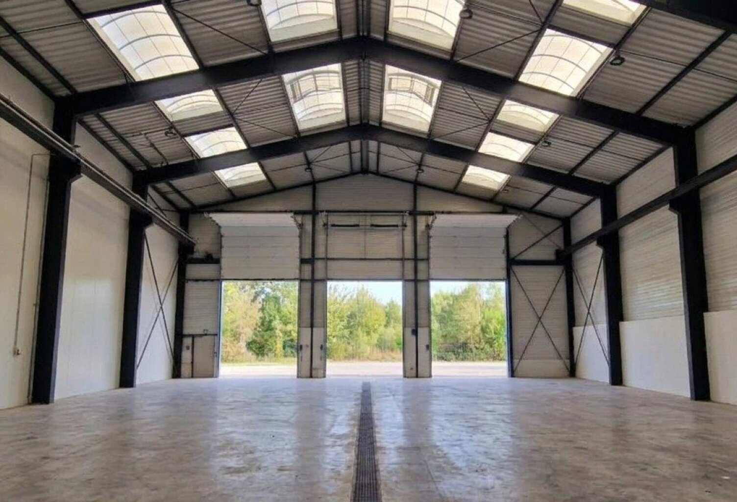 Le bien étudié est un ensemble immobilier à usage professionnel situé dans la zone d'activités d'Ennery, à proximité immédiate de Cergy-Pontoise et des principaux axes routiers du secteur, notamment l'A15 et la N184. — photo 1