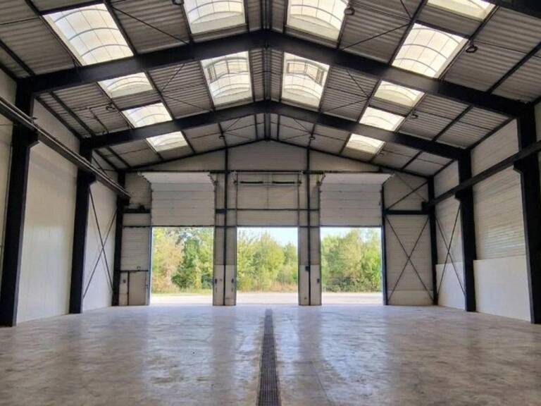Le bien étudié est un ensemble immobilier à usage professionnel situé dans la zone d'activités d'Ennery, à proximité immédiate de Cergy-Pontoise et des principaux axes routiers du secteur, notamment l'A15 et la N184. — photo 1