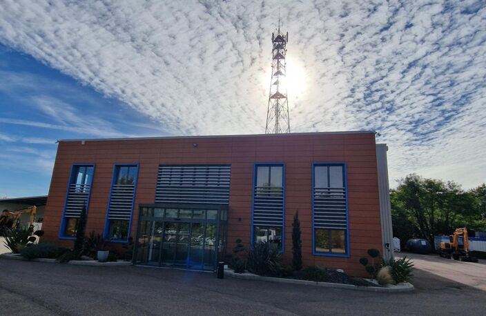 Le bien étudié est un ensemble immobilier à usage professionnel situé dans la zone d'activités d'Ennery, à proximité immédiate de Cergy-Pontoise et des principaux axes routiers du secteur, notamment l'A15 et la N184. — photo 2