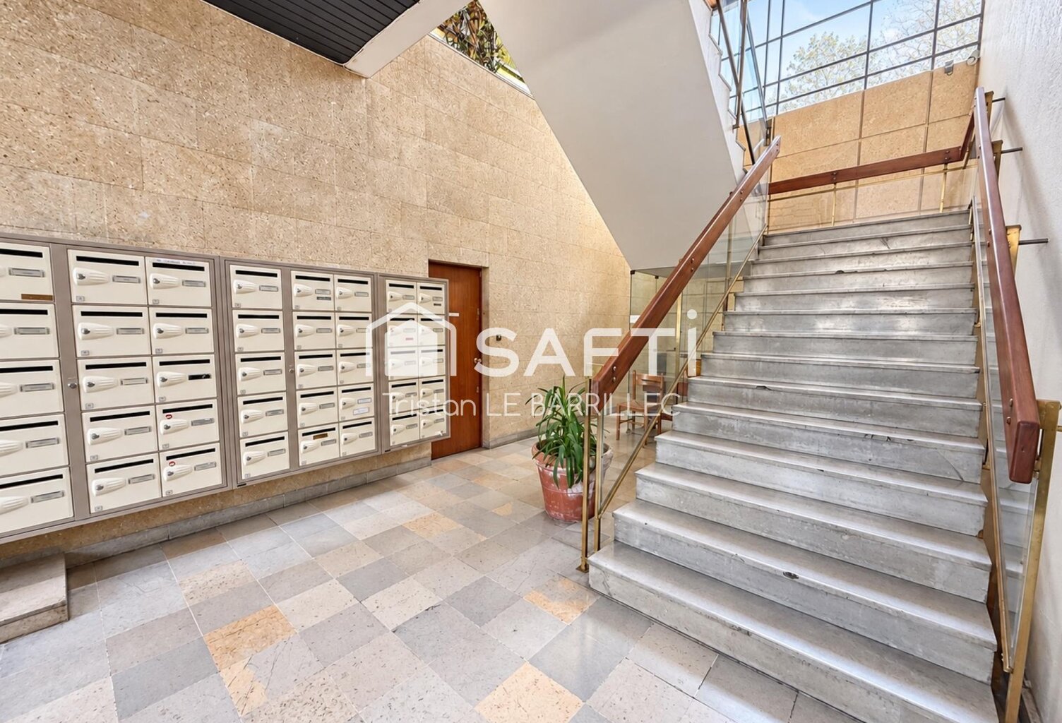 Nîmes Centre  F5 avec 2 parkings et 2 terrasses — photo 1