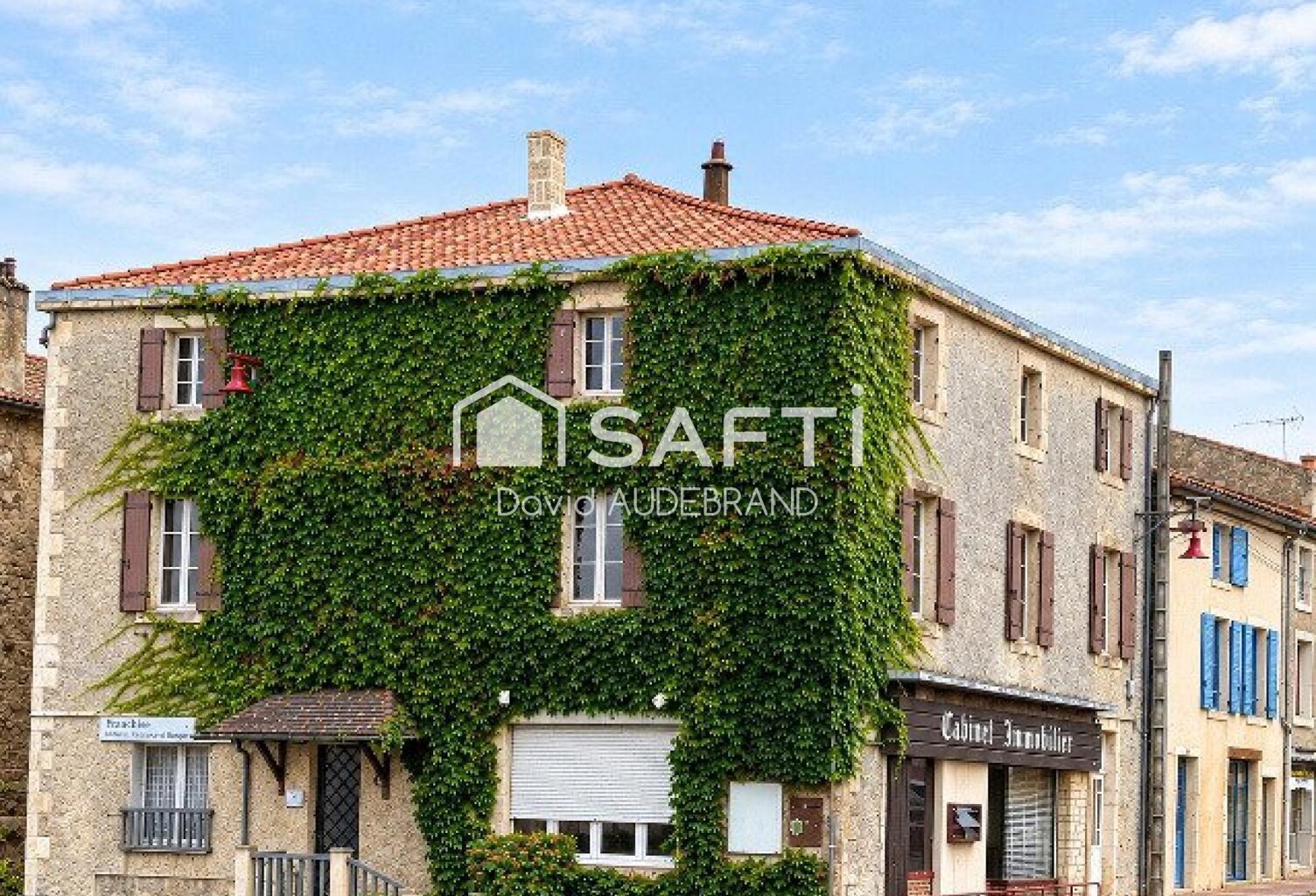 Bâtisse de plus de 325 m² — photo 1