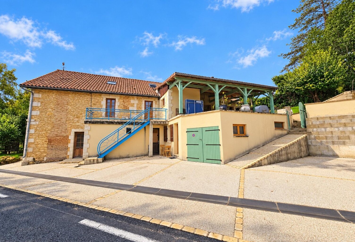 Un ensemble immobilier atypique de 412 m² — photo 1