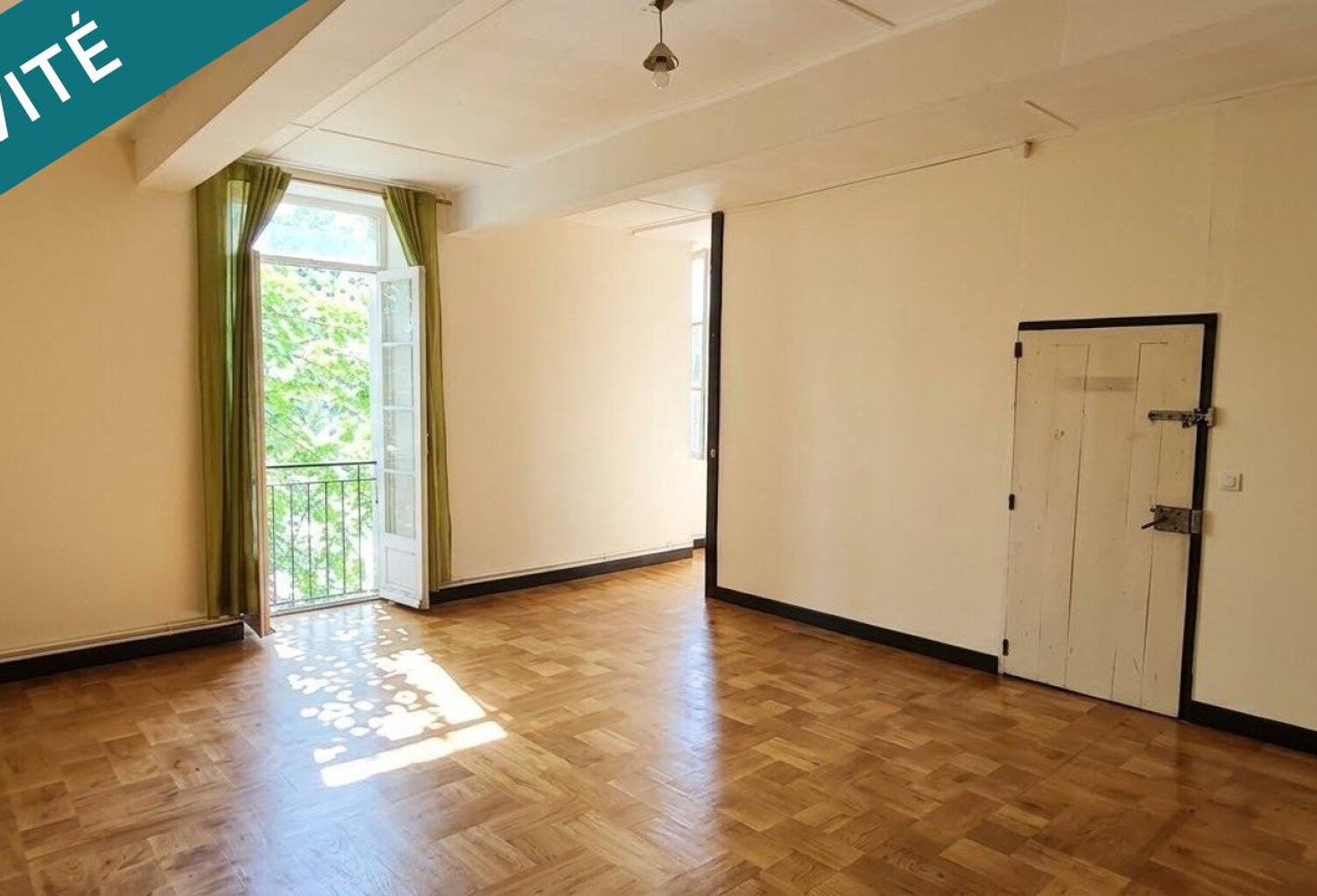 Immeuble avec 3 appartements, dépendance et terrain — photo 1