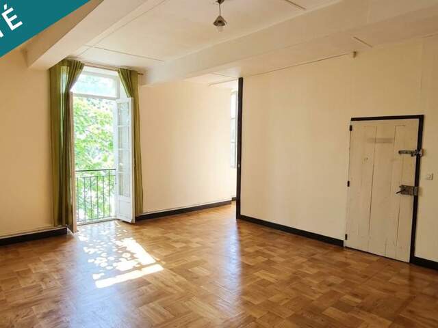 Immeuble avec 3 appartements, dépendance et terrain — photo du bien