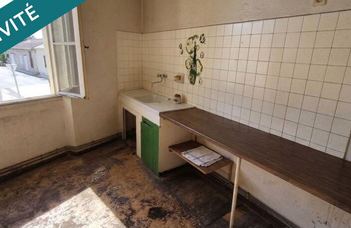 Immeuble avec 3 appartements, dépendance et terrain — photo 2