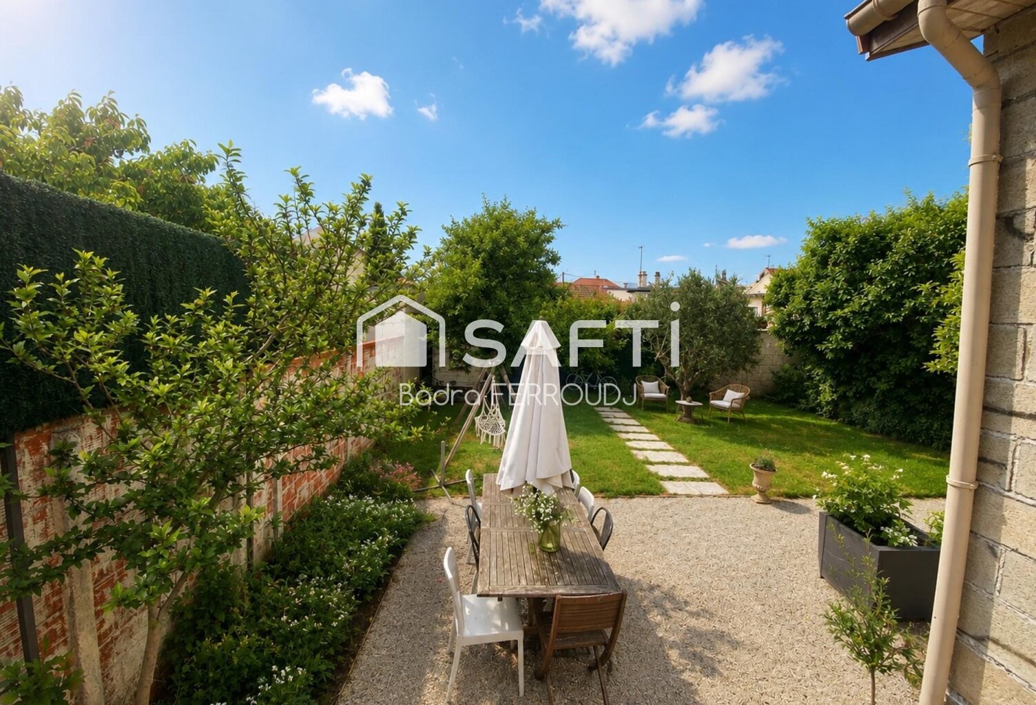 Maison de caractère avec double entrée et sous-sol aménagé. — photo 1
