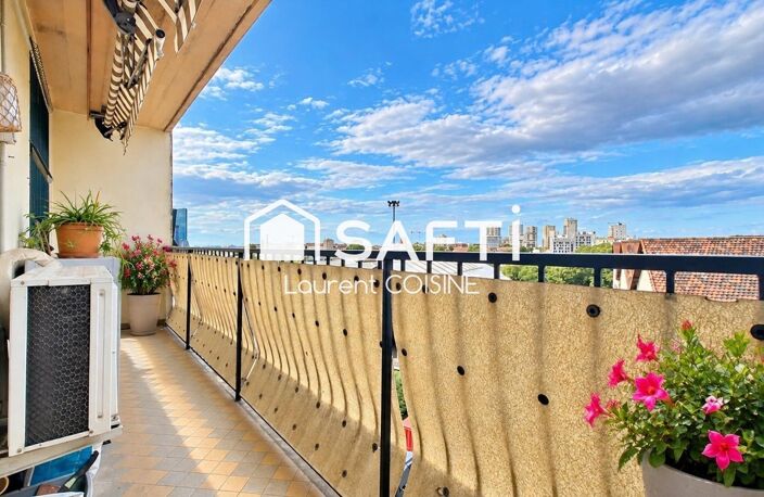 T4 rénové- Traversant, vue dégagée, balcon, étage élevé — photo 2