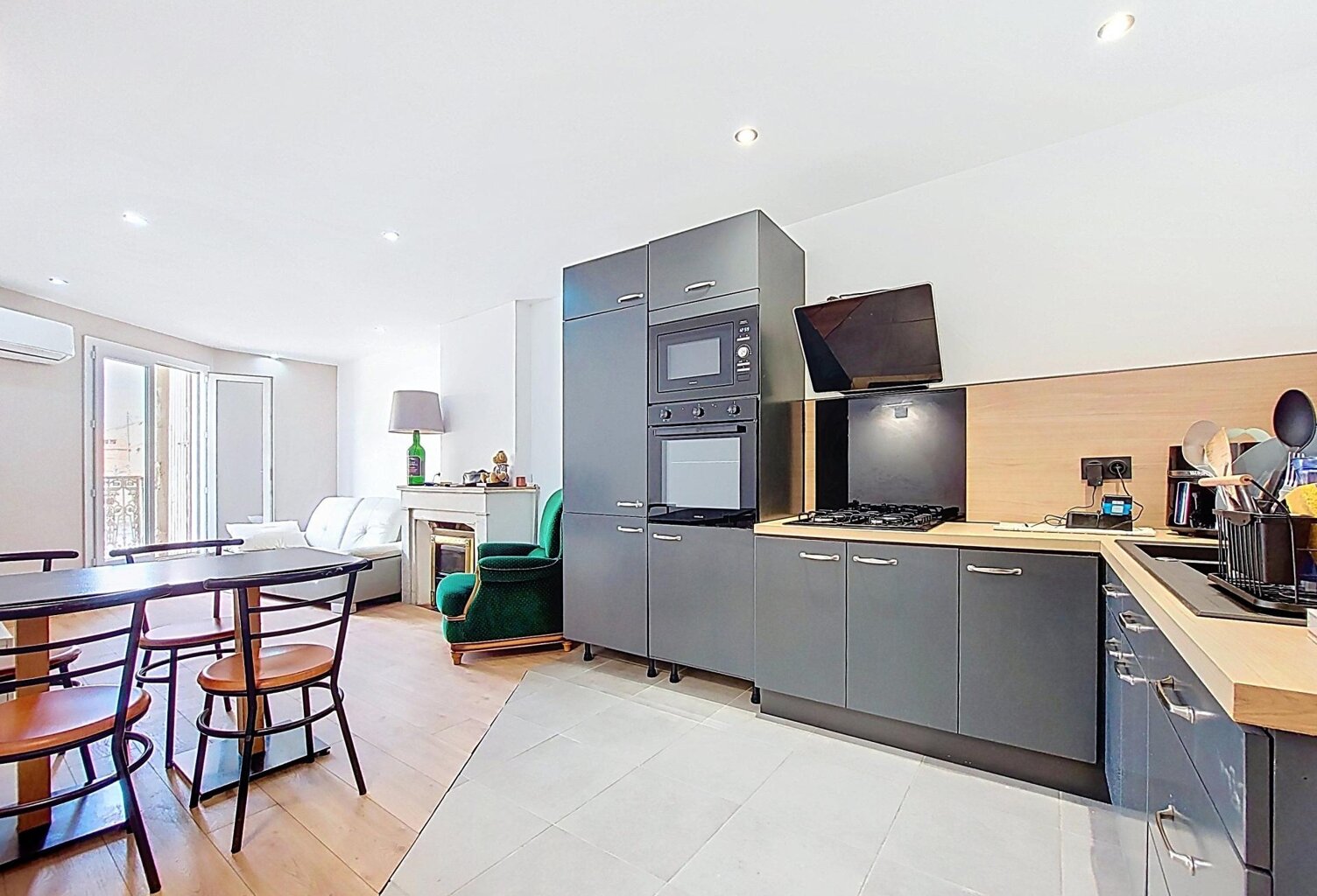 BÉZIERS  APPARTEMENT T3 RÉNOVÉ DANS UN IMMEUBLE HAUSSMANNIEN — photo 1